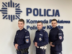 trzech policjantów stoi w pomieszczeniu sali sztabowej policji